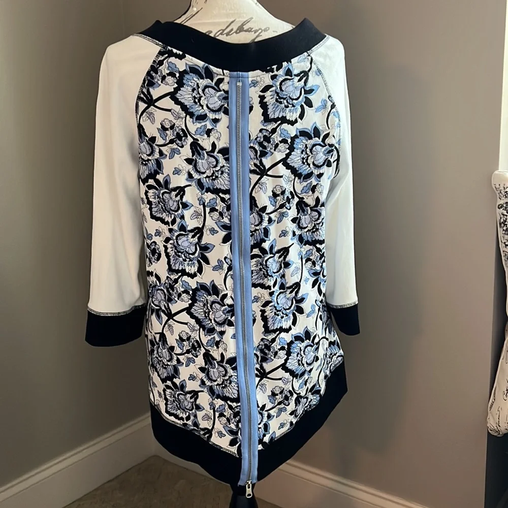 Chico’s Zenergy Floral Back Zipper Top - Picture 3 of 11